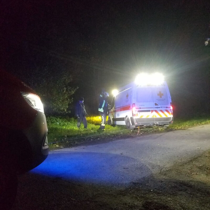 Rettung in der Wiese stecken geblieben