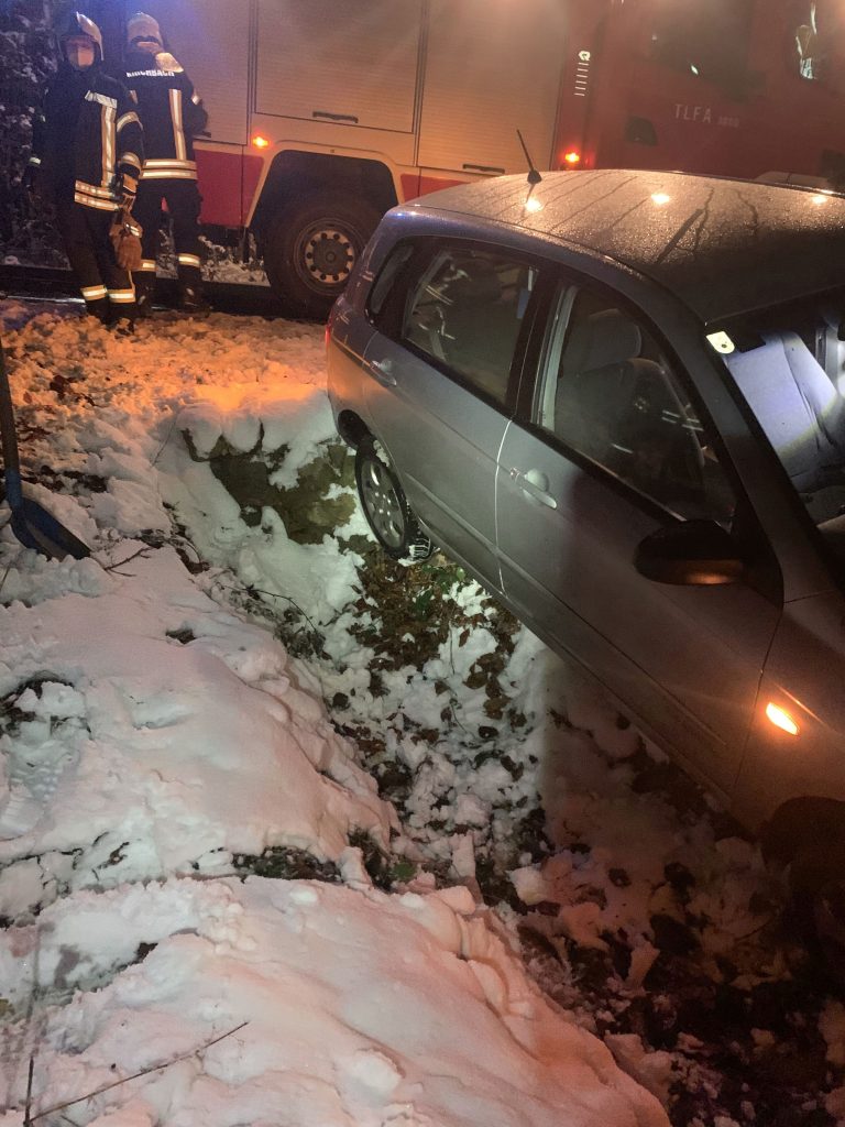 Mehr über den Artikel erfahren Fahrzeugbergung aus Entwässerungsrinne