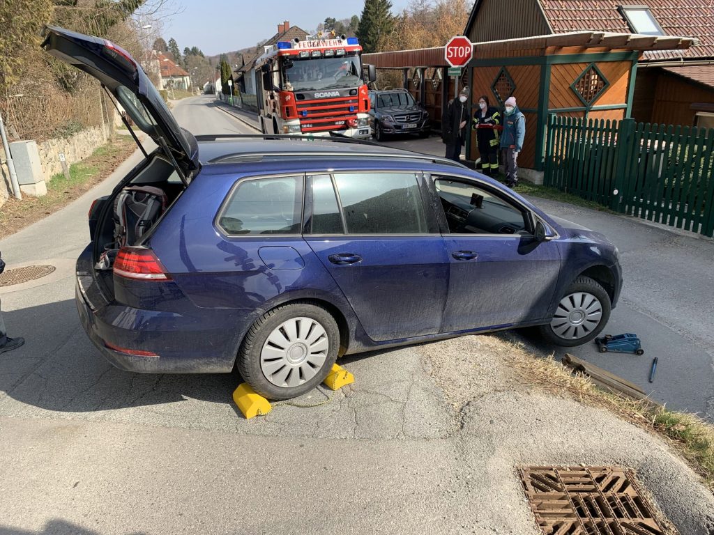 Mehr über den Artikel erfahren Auto aufgesessen bei Kaltwasserstraße