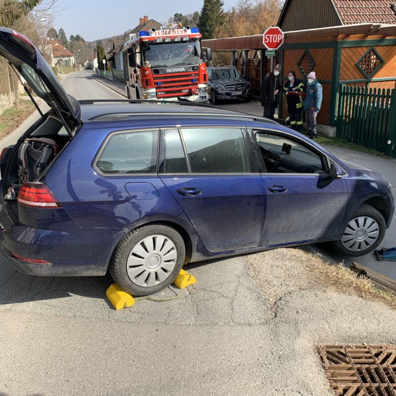 Auto aufgesessen bei Kaltwasserstraße