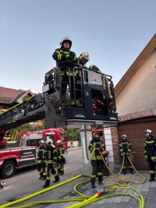 Mehr über den Artikel erfahren Dachstuhlbrand in Oberkirchbach