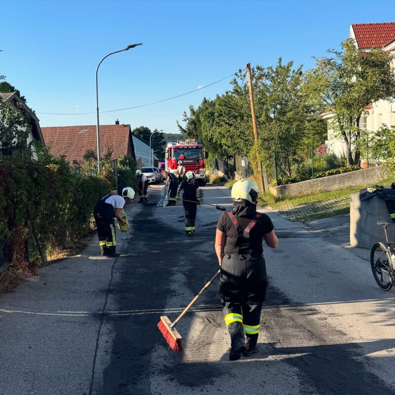 LKW verursacht riesige Ölspur