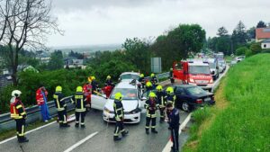 Mehr über den Artikel erfahren Verkehrsunfall mit Menschenrettung bei Königstetten