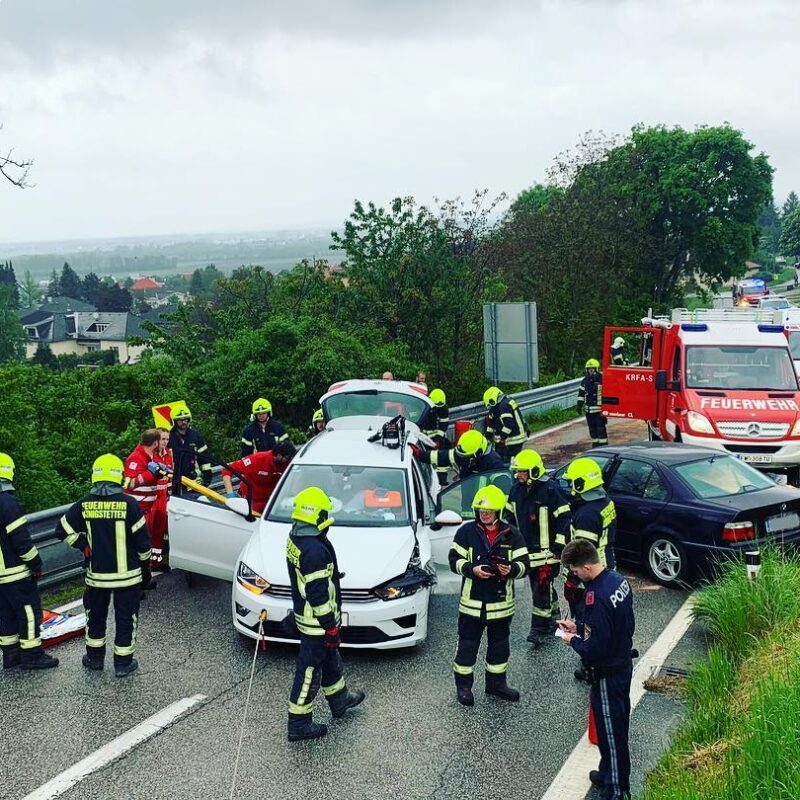 Verkehrsunfall mit Menschenrettung bei Königstetten