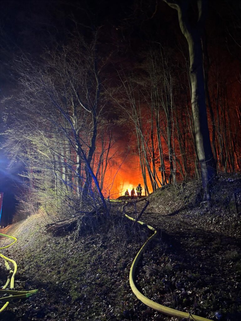 Mehr über den Artikel erfahren Holzhütte in Hintersdorf in Vollbrand