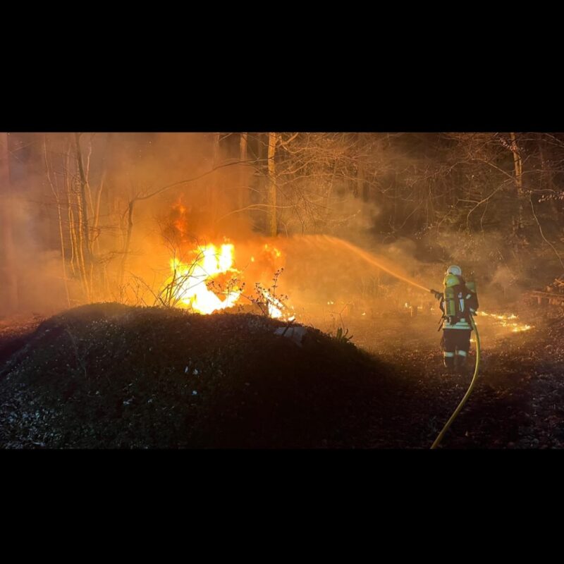 Holzhütte in Hintersdorf in Vollbrand