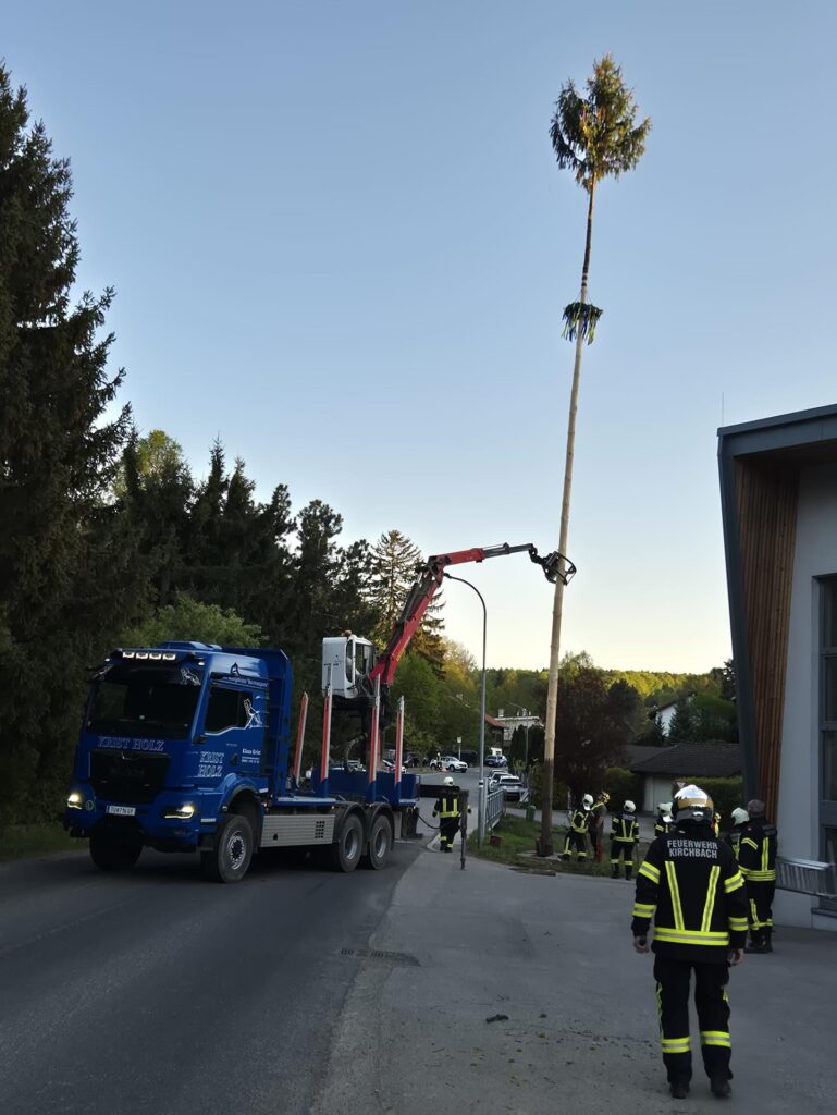 Mehr über den Artikel erfahren Maibaumaufstellen in Kirchbach
