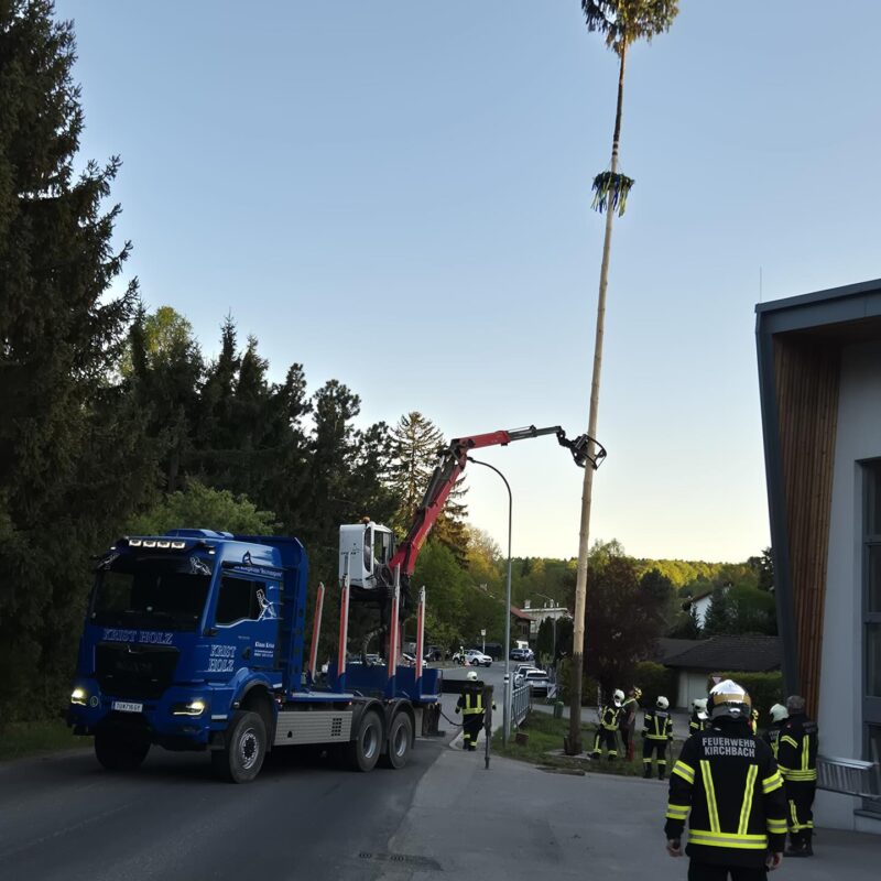 Maibaumaufstellen in Kirchbach