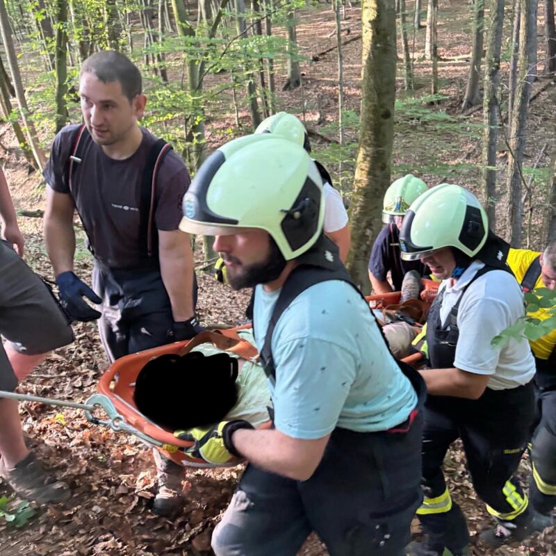 Tragehilfe für den Rettungsdienst nach Beinverletzung