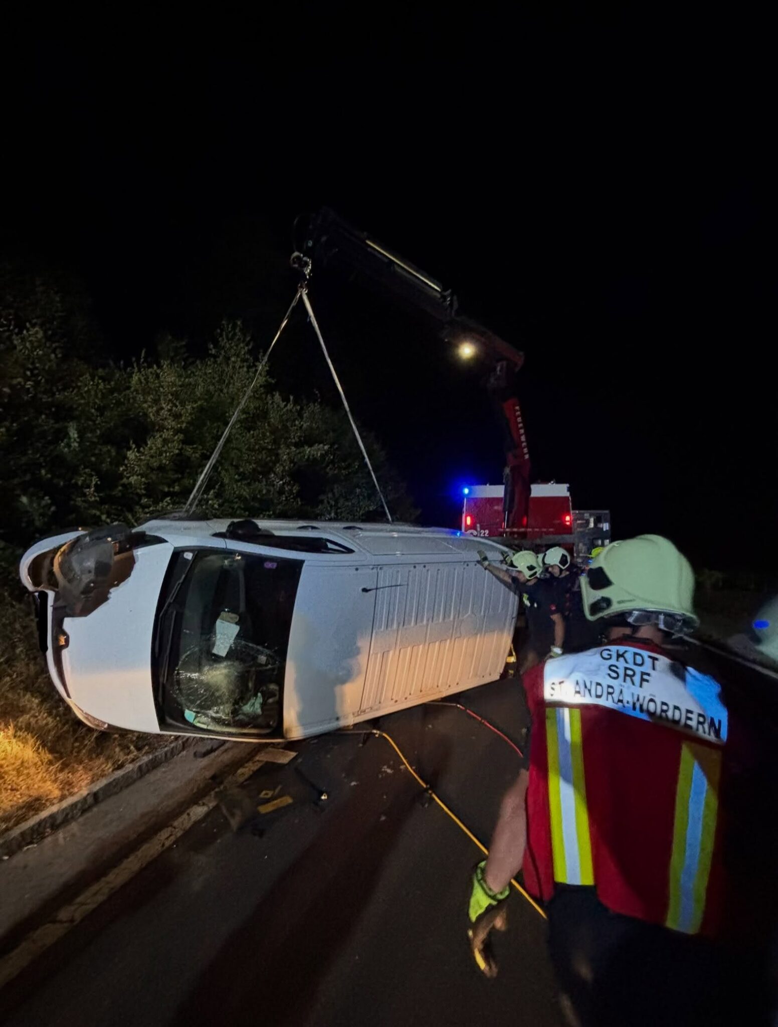 PKW in Seitenlage nach Wildunfall