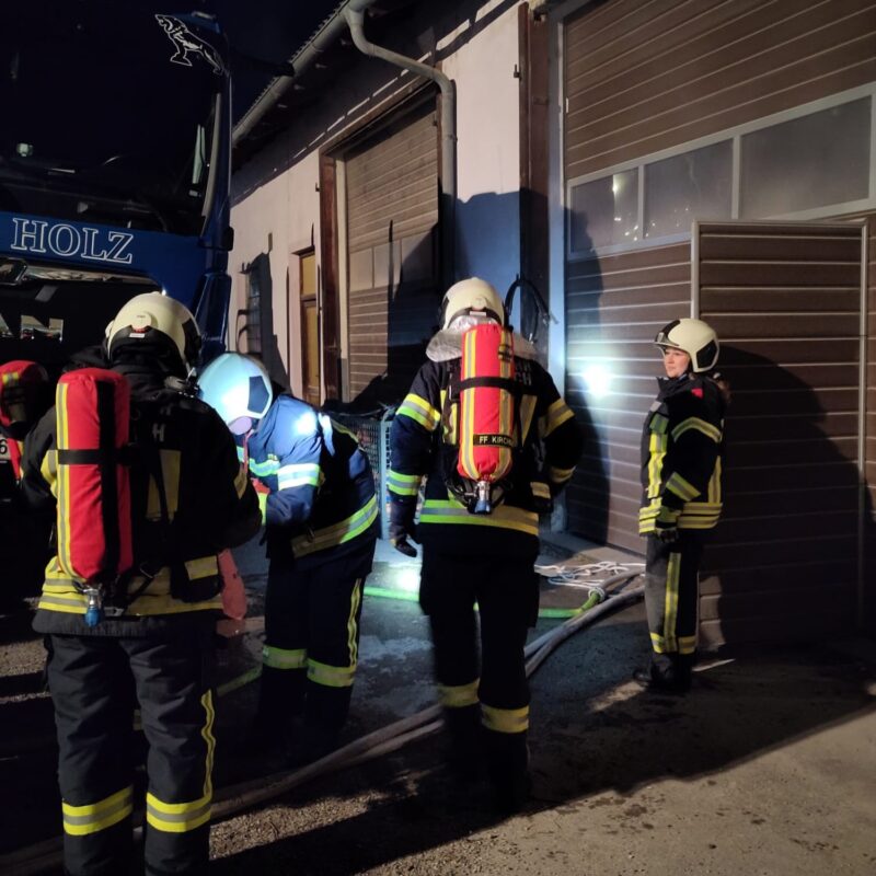 Brandübung in LKW-Halle